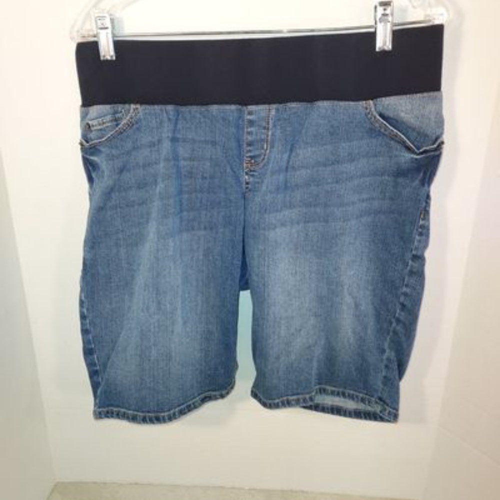 Liz Lange maternity jean shorts size M